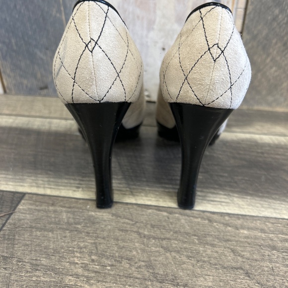 Authentic CHANEL tan suede stitch platform heels pumps 9 - Picture 4 of 8